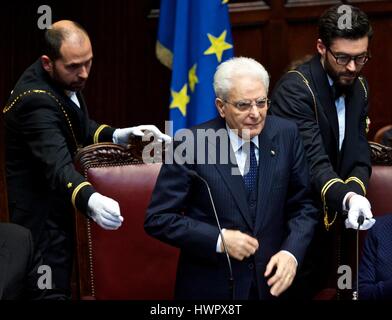 Rome. Mar 22, 2017. Le président italien Sergio Mattarella (C) arrive à prononcer un discours lors de la cérémonie à la Chambre des Députés italienne à Rome, Italie le 22 mars 2017. Les législateurs italiens se sont réunis à la Chambre des députés, mercredi, pour célébrer le soixantième anniversaire du Traité de Rome, qui a déclenché le processus d'intégration de l'ensemble en 1957. Credit : Jin Yu/Xinhua/Alamy Live News Banque D'Images