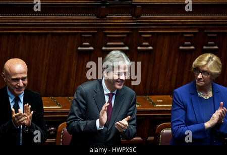 Rome. Mar 22, 2017. Le premier ministre italien Paolo Gentiloni (C) assiste à la cérémonie à la Chambre des Députés italienne à Rome, Italie le 22 mars 2017. Les législateurs italiens se sont réunis à la Chambre des députés, mercredi, pour célébrer le soixantième anniversaire du Traité de Rome, qui a déclenché le processus d'intégration de l'ensemble en 1957. Credit : Jin Yu/Xinhua/Alamy Live News Banque D'Images