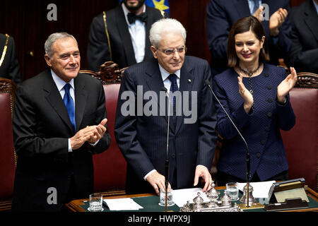 Rome. Mar 22, 2017. Le président italien Sergio Mattarella (C) arrive à prononcer un discours lors de la cérémonie à la Chambre des Députés italienne à Rome, Italie le 22 mars 2017. Les législateurs italiens se sont réunis à la Chambre des députés, mercredi, pour célébrer le soixantième anniversaire du Traité de Rome, qui a déclenché le processus d'intégration de l'ensemble en 1957. Credit : Jin Yu/Xinhua/Alamy Live News Banque D'Images