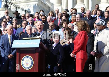 Washington, USA. Mar 22, 2017. California Gov. Jerry Brown rejoint-démocrates pendant un rassemblement marquant le 7e anniversaire de la Loi sur les soins abordables Obamacare connu comme sur la colline du Capitole, le 22 mars 2017 à Washington, DC. Biden a appelé la proposition de soins de santé comme un cadeau aux riches. Credit : Planetpix/Alamy Live News Banque D'Images