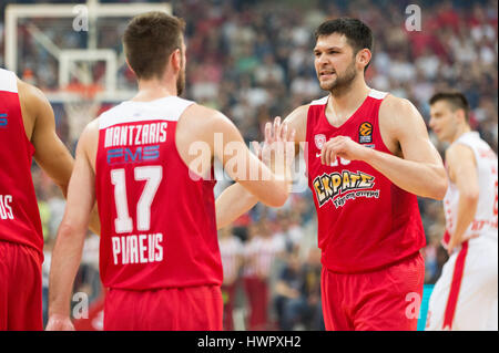 Belgrade, Serbie. 22 mars, 2017. Kostas Papanikolaou (L) et Vangelis Mantzaris (R) de l'Olympiakos Le Pirée en action au cours de la Turkish Airlines EuroLeague 2016/2017 Saison régulière 27 Ronde match entre le stade Crvena Zvezda Belgrade MTS et l'Olympiacos Pirée à Kombank Arena le 22 mars 2017 à Belgrade, Serbie. Credit : Nikola Krstic/Alamy Live News Banque D'Images