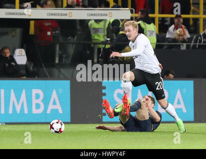 Dortmund, Allemagne. Mar 22, 2017. L'Allemagne Julian Brandt (haut) fait concurrence au cours d'un match amical entre l'Allemagne et l'Angleterre à Dortmund, en Allemagne, le 22 mars 2017. L'Allemagne a gagné 1-0 et de l'Allemand Lukas Podolski a pris sa retraite de l'équipe nationale allemande après le match. Credit : Shan Yuqi/Xinhua/Alamy Live News Banque D'Images