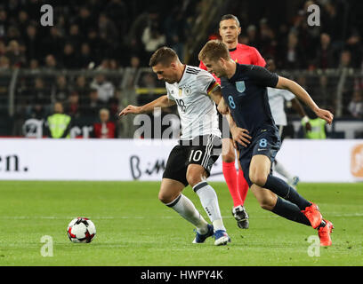 Dortmund, Allemagne. Mar 22, 2017. L'Allemagne Lukas Podolski (L'avant), rivalise avec l'Angleterre Eric Dier (R, avant) au cours d'un match amical entre l'Allemagne et l'Angleterre à Dortmund, en Allemagne, le 22 mars 2017. L'Allemagne a gagné 1-0 et de l'Allemand Lukas Podolski a pris sa retraite de l'équipe nationale allemande après le match. Credit : Shan Yuqi/Xinhua/Alamy Live News Banque D'Images