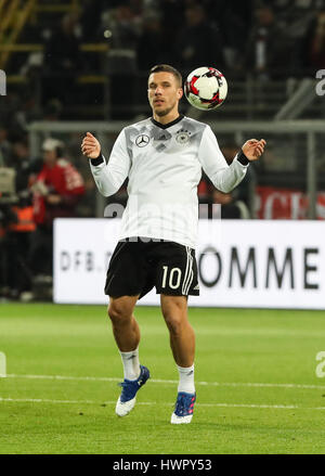 Dortmund, Allemagne. Mar 22, 2017. L'Allemagne Lukas Podolski se réchauffe avant un match amical entre l'Allemagne et l'Angleterre à Dortmund, en Allemagne, le 22 mars 2017. L'Allemagne a gagné 1-0 et de l'Allemand Lukas Podolski a pris sa retraite de l'équipe nationale allemande après le match. Credit : Shan Yuqi/Xinhua/Alamy Live News Banque D'Images