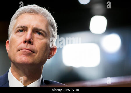 Washington, USA. Mar 22, 2017. Neil Gorsuch juge témoigne au cours de son audition devant la Cour suprême de la Commission Judiciaire du Sénat à Washington, D.C., le 22 mars 2017. Gorsuch a été nommé par le Président Donald Trump pour combler le poste laissé vacant à la cour par le décès du juge Antonin Scalia. Credit : Kristoffer Tripplaar/Alamy Live News Banque D'Images