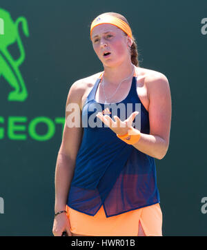 Key Biscayne, Floride, USA. Mar 22, 2017. Jelena Ostapenko, de la Lettonie, réagit à une jouer au cours de sa perte contre Madison Brengle, des États-Unis, au cours de l'Open de Miami 2017 présenté par le tournoi de tennis professionnel Itau, joué à Crandon Park Tennis Center à Key Biscayne, en Floride, aux États-Unis. Mario Houben/CSM/Alamy Live News Banque D'Images