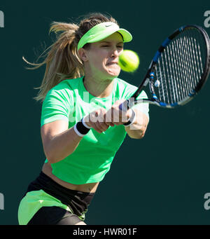 Key Biscayne, Floride, USA. Mar 22, 2017. Eugenie Bouchard, du Canada, au cours de son revers frappe une perte contre Ashleigh Barty, de l'Australie, au cours de l'Open de Miami 2017 présenté par le tournoi de tennis professionnel Itau, joué à Crandon Park Tennis Center à Key Biscayne, en Floride, aux États-Unis. Mario Houben/CSM/Alamy Live News Banque D'Images