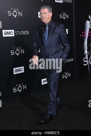 Hollywood, CA, USA. 3ème apr 2017. 03 avril 2017 - Hollywood, Californie - Pierce Brosnan. Première projection de AMC's ''fils'' tenue à Hollywood ArcLight à Hollywood. Crédit photo : Birdie Thompson/AdMedia Crédit : Birdie Thompson/AdMedia/ZUMA/Alamy Fil Live News Banque D'Images