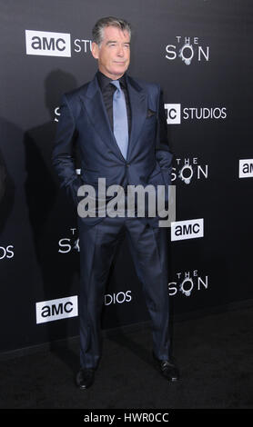 Hollywood, CA, USA. 3ème apr 2017. 03 avril 2017 - Hollywood, Californie - Pierce Brosnan. Première projection de AMC's ''fils'' tenue à Hollywood ArcLight à Hollywood. Crédit photo : Birdie Thompson/AdMedia Crédit : Birdie Thompson/AdMedia/ZUMA/Alamy Fil Live News Banque D'Images