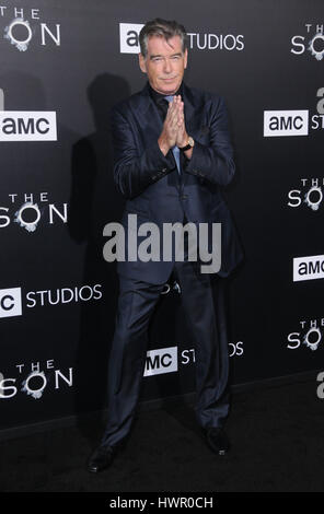 Hollywood, CA, USA. 3ème apr 2017. 03 avril 2017 - Hollywood, Californie - Pierce Brosnan. Première projection de AMC's ''fils'' tenue à Hollywood ArcLight à Hollywood. Crédit photo : Birdie Thompson/AdMedia Crédit : Birdie Thompson/AdMedia/ZUMA/Alamy Fil Live News Banque D'Images