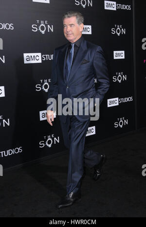 Hollywood, CA, USA. 3ème apr 2017. 03 avril 2017 - Hollywood, Californie - Pierce Brosnan. Première projection de AMC's ''fils'' tenue à Hollywood ArcLight à Hollywood. Crédit photo : Birdie Thompson/AdMedia Crédit : Birdie Thompson/AdMedia/ZUMA/Alamy Fil Live News Banque D'Images