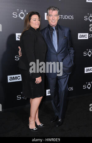 Hollywood, CA, USA. 3ème apr 2017. 03 avril 2017 - Hollywood, Californie - Keely Shaye Smith, Pierce Brosnan. Première projection de AMC's ''fils'' tenue à Hollywood ArcLight à Hollywood. Crédit photo : Birdie Thompson/AdMedia Crédit : Birdie Thompson/AdMedia/ZUMA/Alamy Fil Live News Banque D'Images