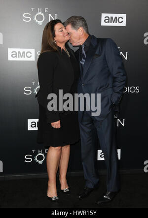 Hollywood, CA. 06Th avr, 2017. Keely Shaye Smith, Pierce Brosnan, à AMC's 'fils' Premiere dans la At ArcLight Hollywood en Californie le 03 avril 2017. Credit : Fs/media/Alamy Punch Live News Banque D'Images