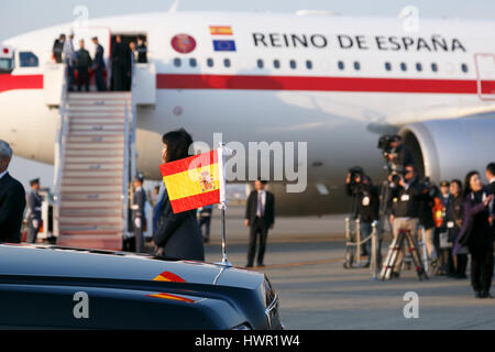 Tokyo, Japon. 4ème apr 2017. Un avion à réaction de l'Armée de l'air espagnole, avec le roi Felipe VI et de son épouse Letizia à bord, arrivée à l'Aéroport International de Tokyo terminal VIP le 4 avril 2017, Tokyo, Japon. Le couple royal rencontrera le Premier ministre japonais Shinzo Abe et l'empereur Akihito au cours de leur 4 jours de visite. C'est la première visite du roi en Asie depuis son accession au trône en 2014. Credit : Rodrigo Reyes Marin/AFLO/Alamy Live News Banque D'Images