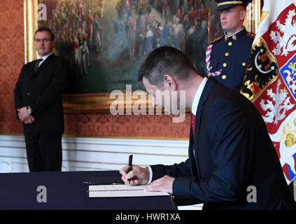 Prague, République tchèque. Le 04 Avr, 2017. Le Président tchèque Milos Zeman, non représentée, nommé Jiri Havlicek (Social-démocrate, CSSD), à gauche, le nouveau ministre de l'industrie et du commerce au Château de Prague, République tchèque, le 4 avril 2017. Credit : Katerina Sulova/CTK Photo/Alamy Live News Banque D'Images