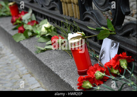 Berlin, Allemagne. 4ème apr 2017. Des fleurs, des bougies et des messages de condoléances sont placés devant l'ambassade de Russie en souvenir des victimes de l'attaque terroriste à Saint-Pétersbourg à Berlin, Allemagne, 4 avril 2017. Une explosion dans un train de métro causé au moins onze victimes. Photo : Jens Kalaene Zentralbild-/dpa/ZB/dpa/Alamy Live News Banque D'Images