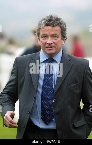 NIGEL TWISTON DAVIES entraîneur de chevaux de course à l'Hippodrome de Cheltenham CHELTENHAM 29 Octobre 2003 Banque D'Images