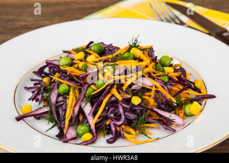 Salade végétarienne avec du maïs, des carottes et du chou rouge Banque D'Images