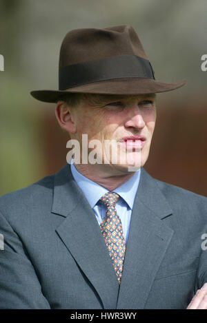 JOHN GOSDEN entraîneur de chevaux de course NEWMARKET EN ANGLETERRE Le 15 avril 2003 Banque D'Images