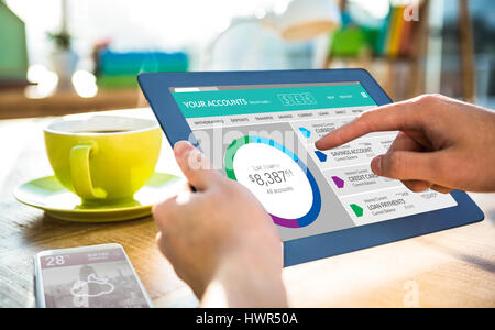 L'image graphique du site web du compte bancaire contre l'image recadrée de hipster businessman using tablet Banque D'Images
