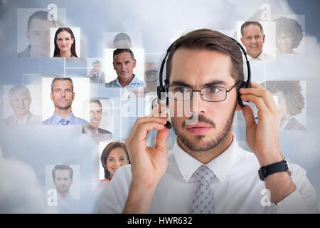 Portrait d'un homme d'affaires ciblées avec casque contre l'arrière-plan gris Banque D'Images