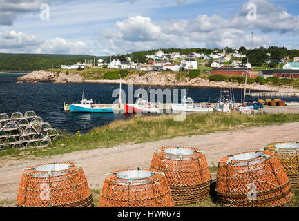 Des casiers à homard et bateaux, Neil's Harbour, île du Cap-Breton, Nouvelle-Écosse, Canada Banque D'Images