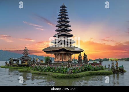 Temple d'Ulun Danu Beratan Lake à Bali Indonésie au coucher du soleil Banque D'Images