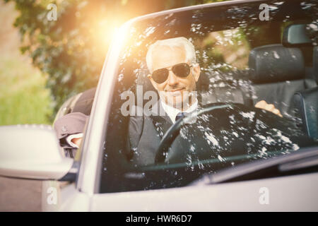 Les hommes au volant d'une voiture Banque D'Images
