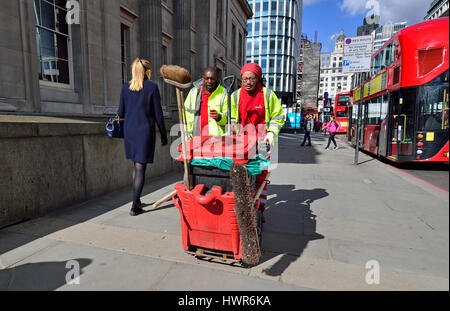 Londres, Angleterre, Royaume-Uni. Balayeuses de rue Banque D'Images