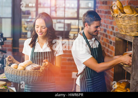 L'image graphique de flare contre heureux des collègues travaillant au coffee house Banque D'Images