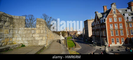 Vue panoramique sur les remparts de la ville de York Minster et le grand hôtel york yorkshire royaume uni Banque D'Images