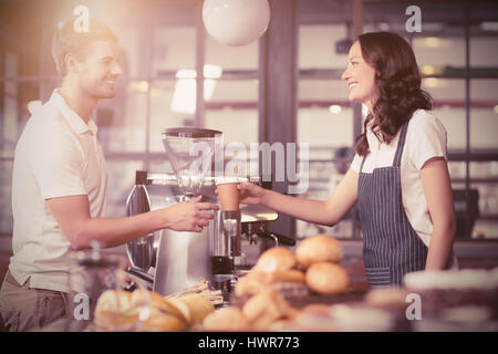 Flare contre pretty smiling barista au service client Banque D'Images