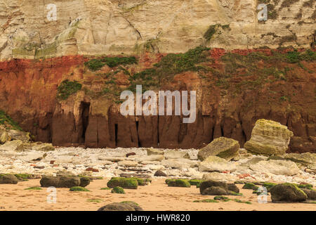 Hunstanton, Angleterre - 10 mars : blanc craie et falaises de grès rouge, et la plage de hunstanton. Dans hunstanton, Norfolk, Angleterre. le 10 mars 2017. Banque D'Images