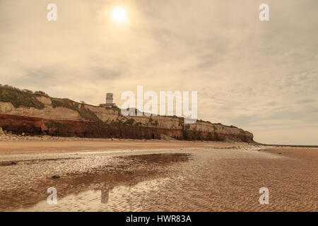 Hunstanton, Angleterre - 10 mars : old hunstanton lighthouse (maintenant une résidence) reflète dans rock pool sur plage. image HDR. Dans hunstanton, Norfolk, englan Banque D'Images