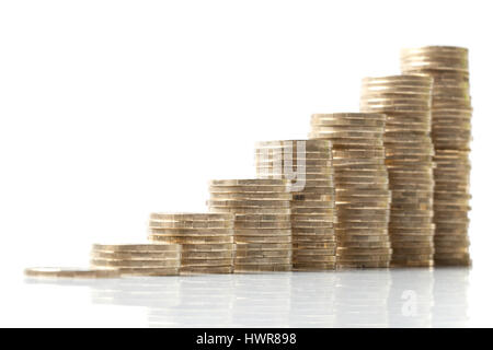Tailles croissantes des piles de pièces empilées disposées en ordre croissant, symbole de schéma de croissance. Banque D'Images