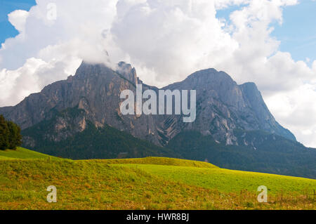 Sciliar (Schlern) et nuages dans un champ, près de Castelrotto (Kastelruth), Italie Banque D'Images