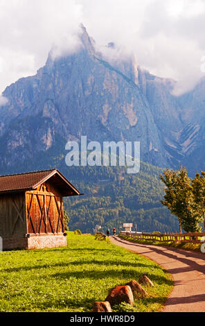 Sciliar (Schlern) qui pèse sur sentier de marche près de Siusi, Italie Banque D'Images