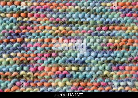 La texture de laine à tricoter en vert, bleu, jaune, rouge, rose et orange Banque D'Images