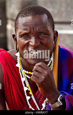 Homme massaï en vêtements traditionnels, Tanzanie Banque D'Images