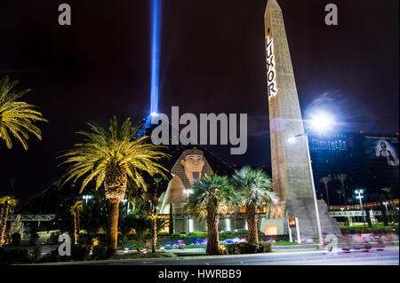 Luxor Hotel Casino et le ciel de nuit de faisceau - Las Vegas, Nevada, USA Banque D'Images