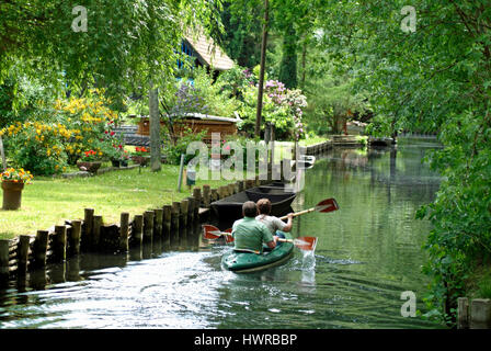 Les Paddlers voyage dans la Spreewald Lehde proche village, Allemagne Banque D'Images