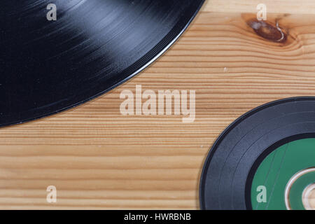 Disque vinyle et disque compact sur bois Banque D'Images
