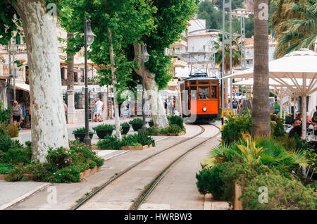 Port de Soller, Majorque, Espagne - 26 mai 2016 : le tramway sur la promenade de Puerto de Soller. Banque D'Images