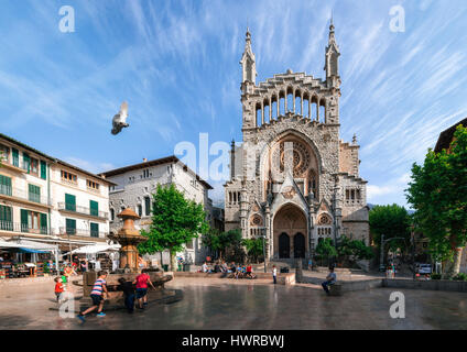 Soller, Majorque, Espagne - 26 mai 2016 : vue panoramique sur le centre-ville de Soller avec Sant Bartomeu Church sur la Placa de sa Constitució, Majorque. Banque D'Images
