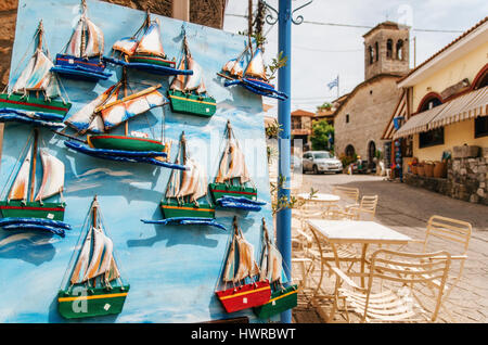 Afitos, Halkidiki, Grèce - 22 mai 2015 : souvenirs colorés en bois en forme de bateau à voile dans le Grec resort, Afitos, Halkidiki, Grèce Banque D'Images