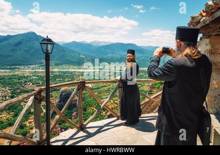 Trikala, Météores, Grèce - 25 mai 2015 : le prêtre prend une photo d'un autre sacrificateur, à l'affût du Saint Monastère de Grand Meteoron contre t Banque D'Images