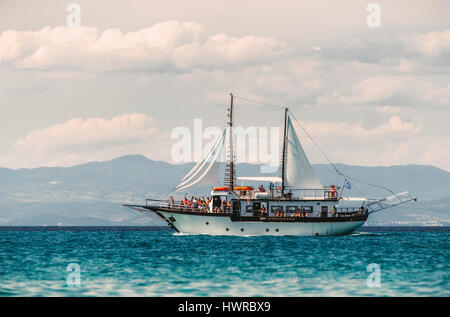 PEFKOHORI, GRÈCE - 26 MAI 2015 : Voile bateau dans la mer Égée sur l'arrière-plan de montagnes et collines de la péninsule Sithonia, Halkidiki. Banque D'Images