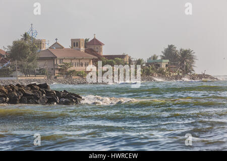 Vagues qui les rochers sur la rive de la plage de Negombo - Sri Lanka Banque D'Images