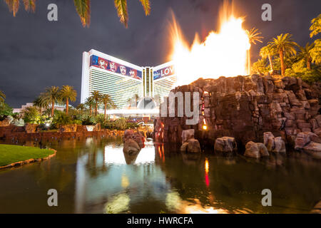 Hôtel Mirage Casino et de l'éruption du volcan montrent la nuit - Las Vegas, Nevada, USA Banque D'Images