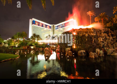 Hôtel Mirage Casino et de l'éruption du volcan montrent la nuit - Las Vegas, Nevada, USA Banque D'Images